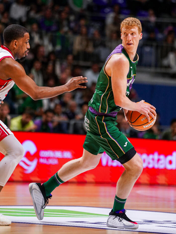 Alberto Díaz protege el balón