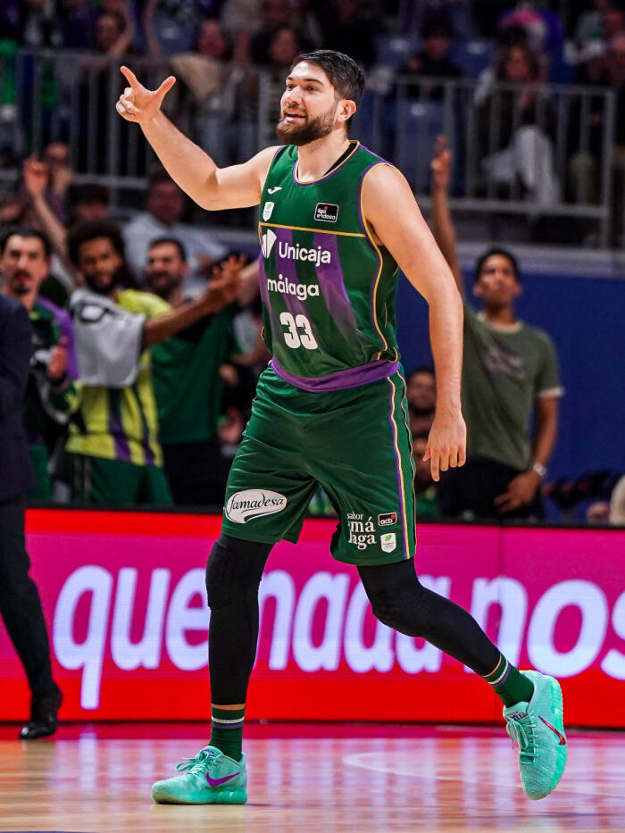 Killian Tillie celebra el primer triple tras su lesión
