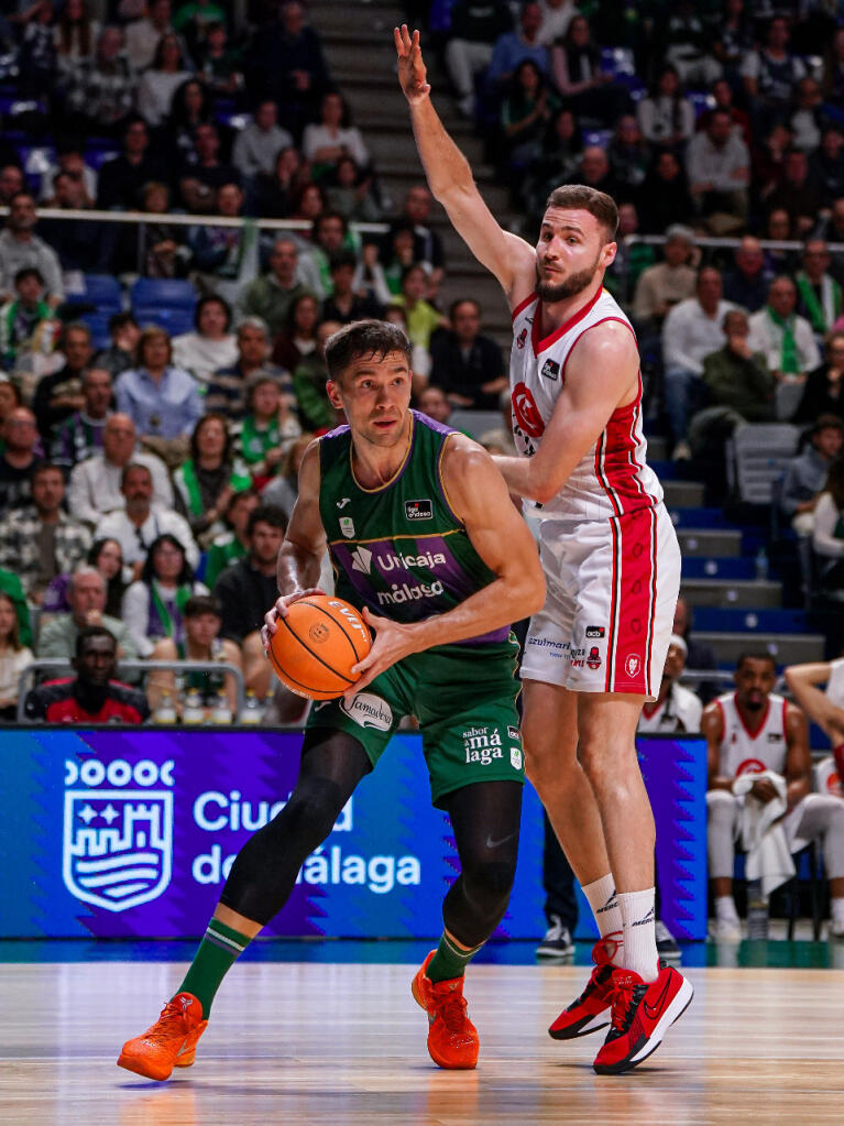 Emir Sulejmanovic defendido por Miguel González