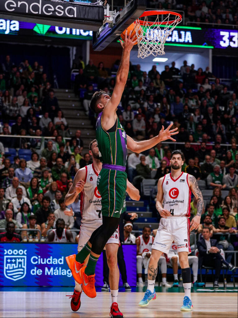 Emir Sulejmanovic anota una canasta