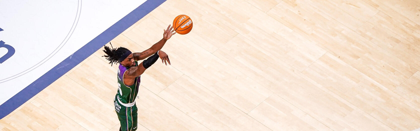 Kendrick Perry lanza un triple frente al Casademont Zaragoza.