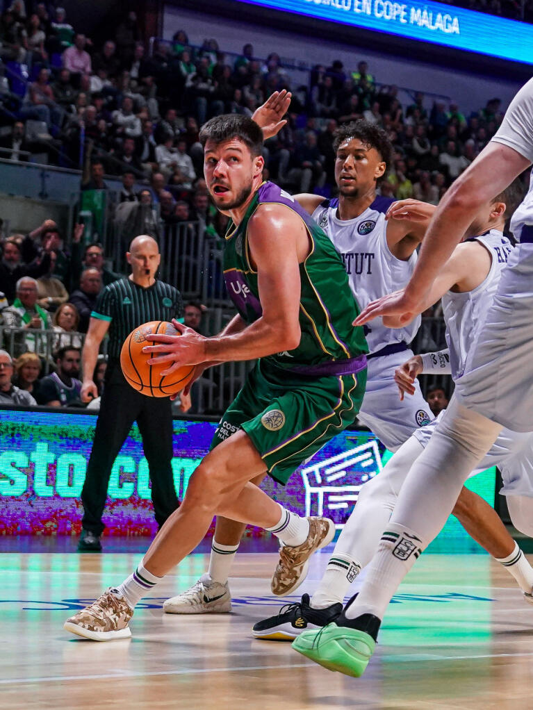 Jonathan Barreiro rodeado de contrarios