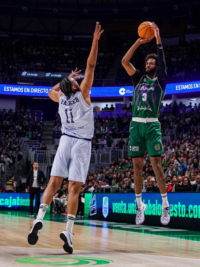 James Webb III lanza de tres ante Jabari Parker