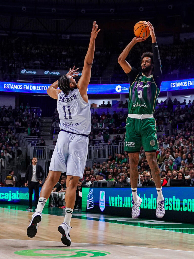 James Webb III lanza de tres ante Jabari Parker