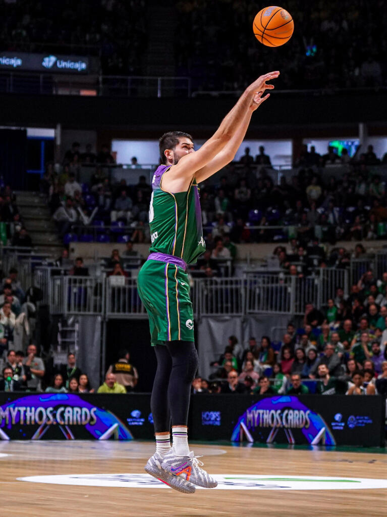 Killian Tillie lanza un triple