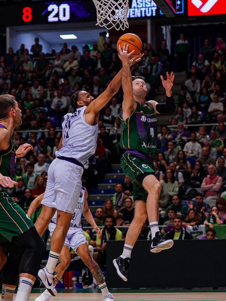 Tyler Kalinoski finaliza una penetración