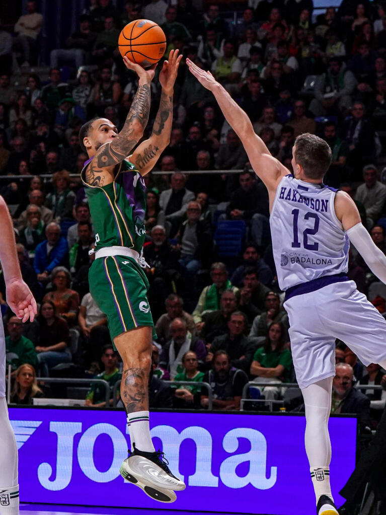 Justin Cobbs lanza ante la defensa de Ludde Hakanson