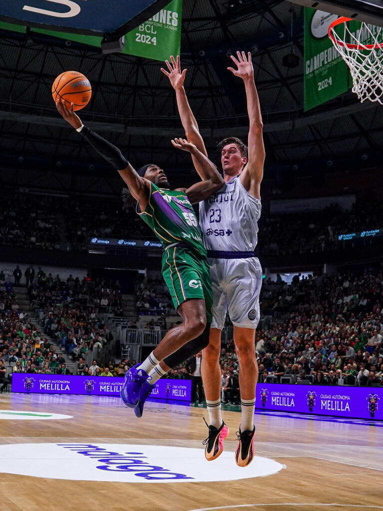 Kendrick Perry anota ante la defensa de Ruzic