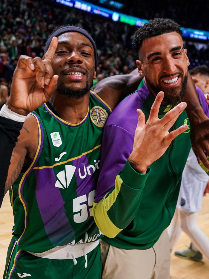 Kendrick Perry celebra la victoria con Chris Duarte