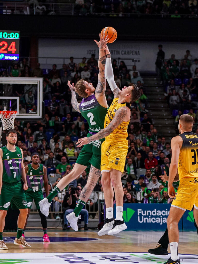 Salto inicial entre Olek Balcerowski y Fran Guerra