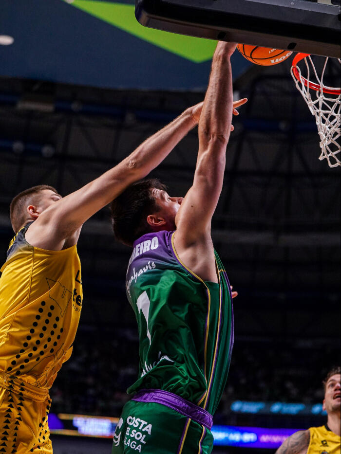 Jonathan Barreiro intenta anotar ante Giedraitis