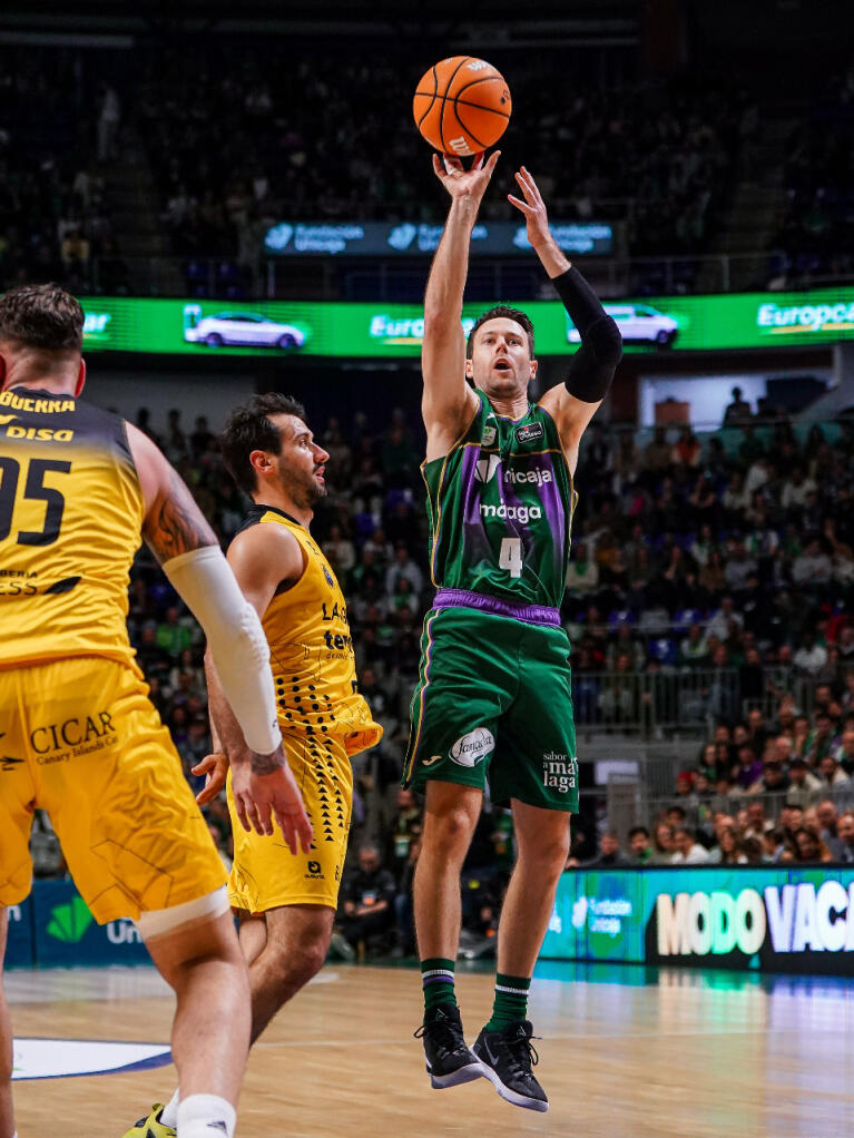 Tyler Kalinoski lanza ante Fitipaldo