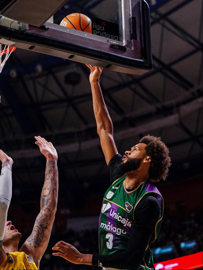 James Webb III anota una canasta