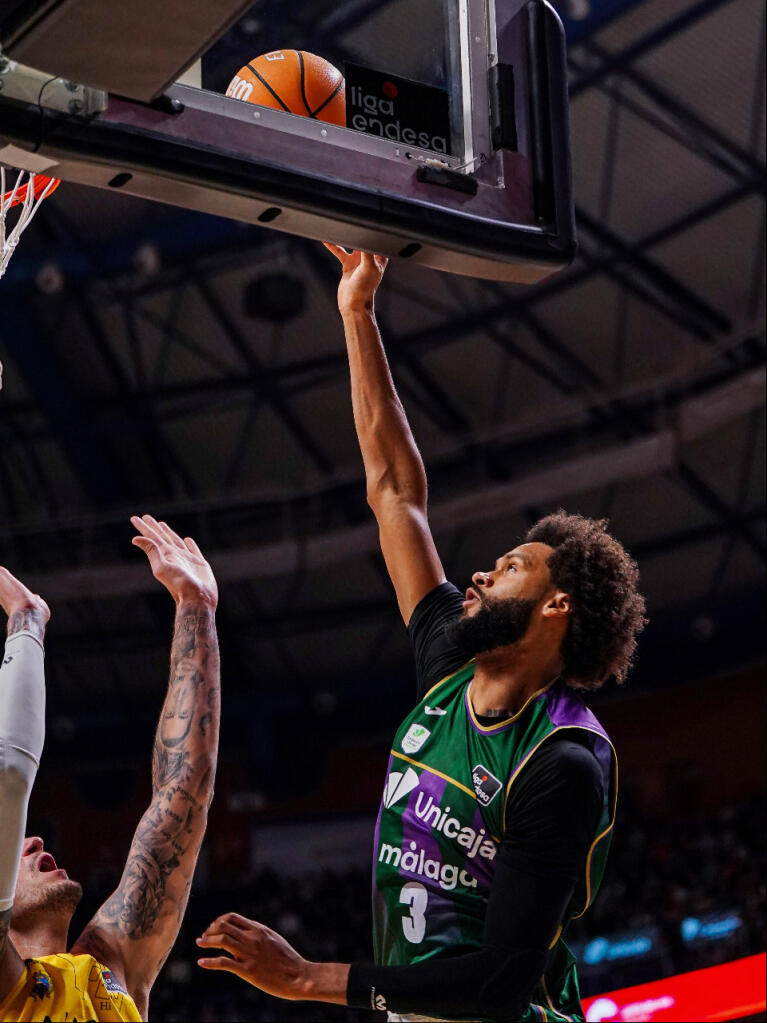 James Webb III anota una canasta