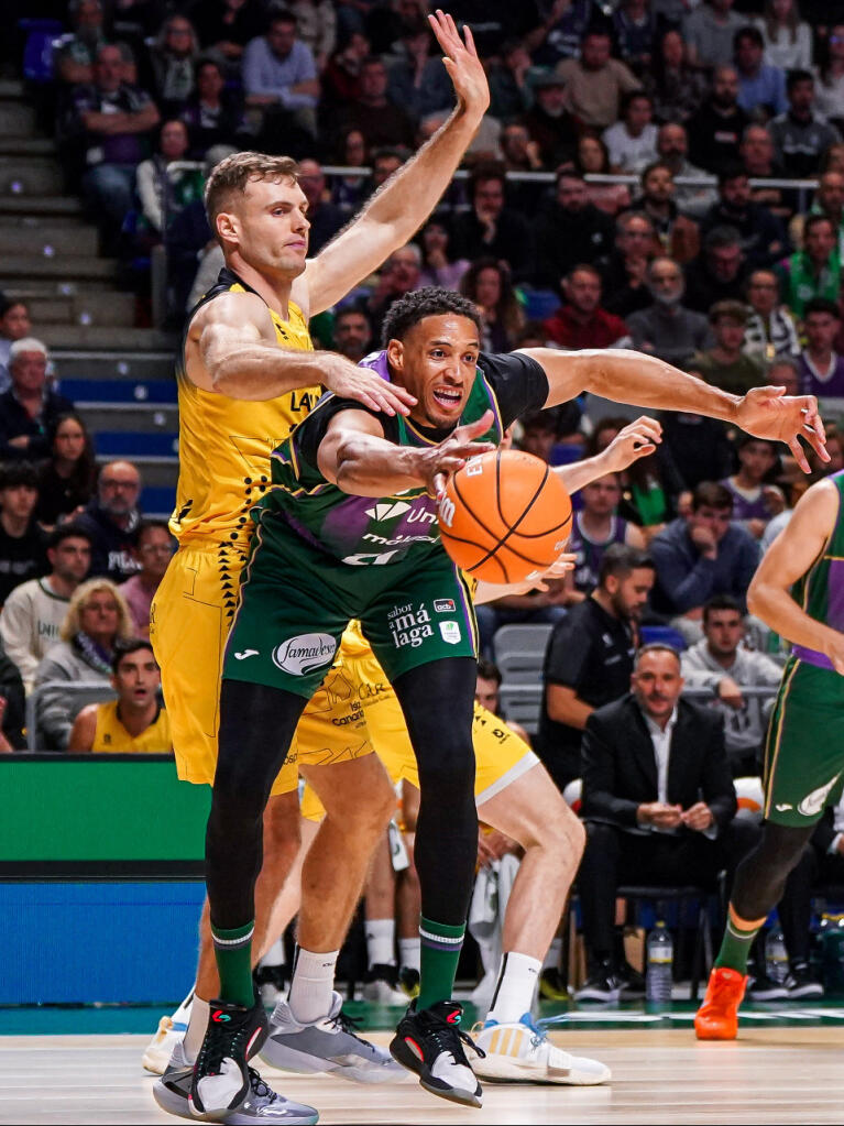 Augustin Rubit intenta atrapar el balón junto a Abromaitis