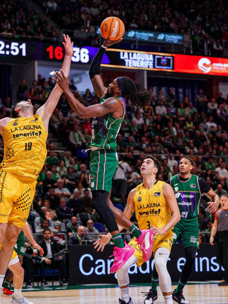 Kendrick Perry lanza sobre Shermadini