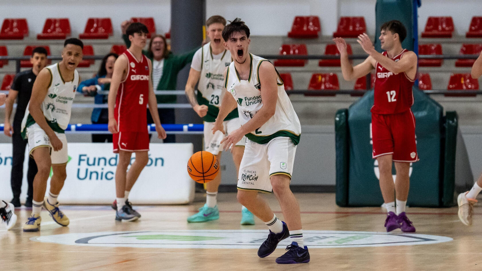 Artūras Butajevas seals the win at Blas Infante (89-88)