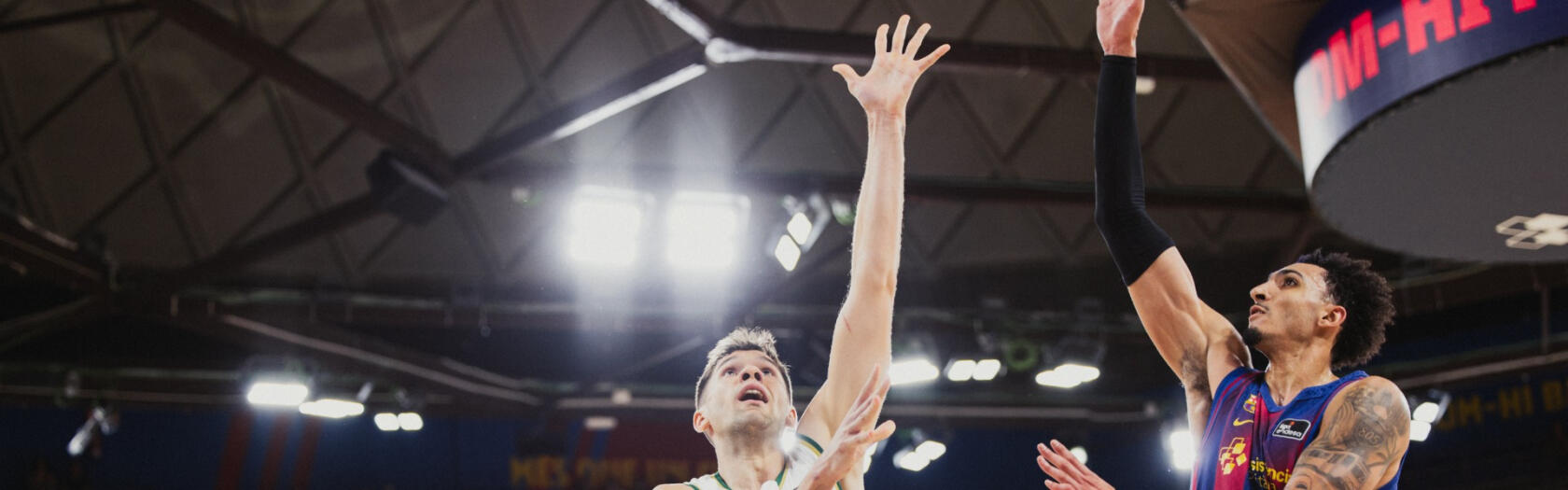 Emir Sulejmanovic lanza un gancho ante Jan Vesely.