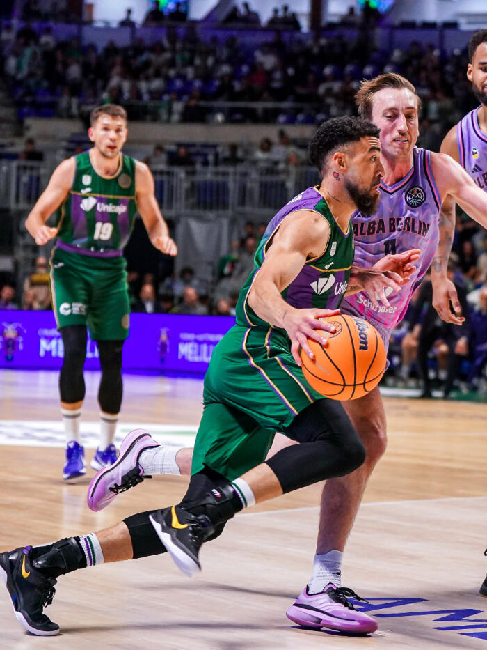 Chris Duarte intenta superar a Moses Wood