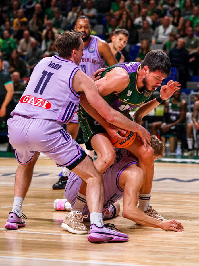 Jonathan Barreiro atrapa un rebote