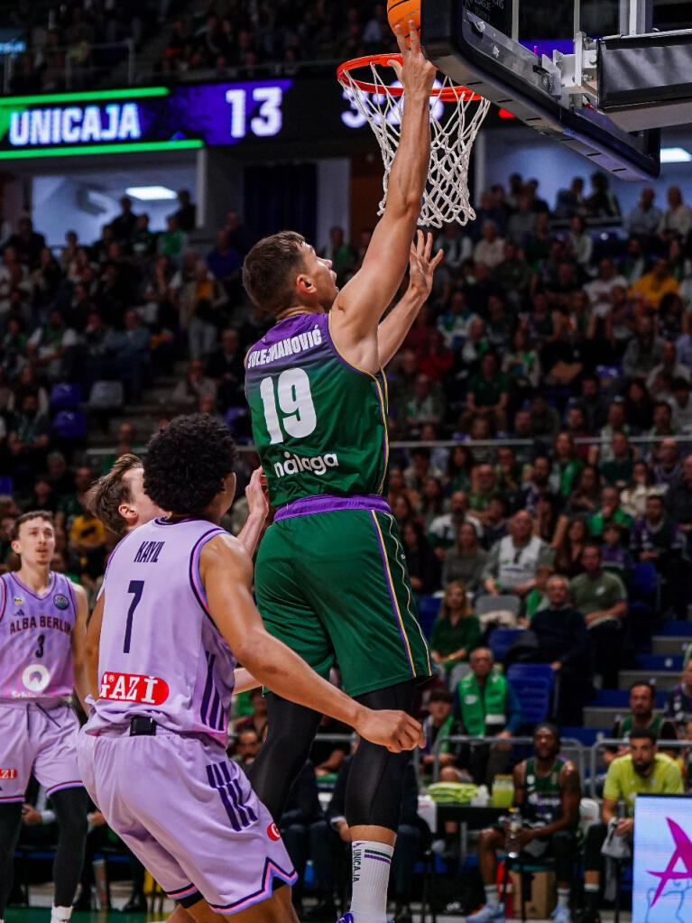 Emir Sulejmanovic anota bajo el aro