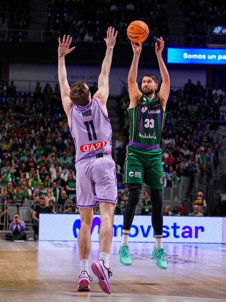 Killian Tillie lanza de tres ante Moses Wood