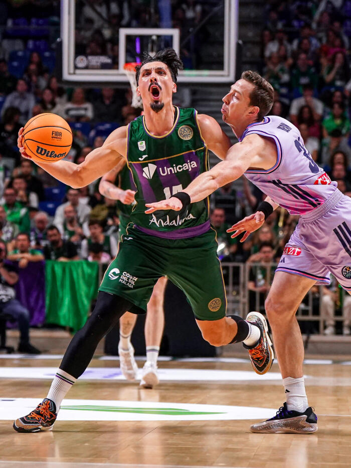 Nihad Djedovic trata de superar a Bean