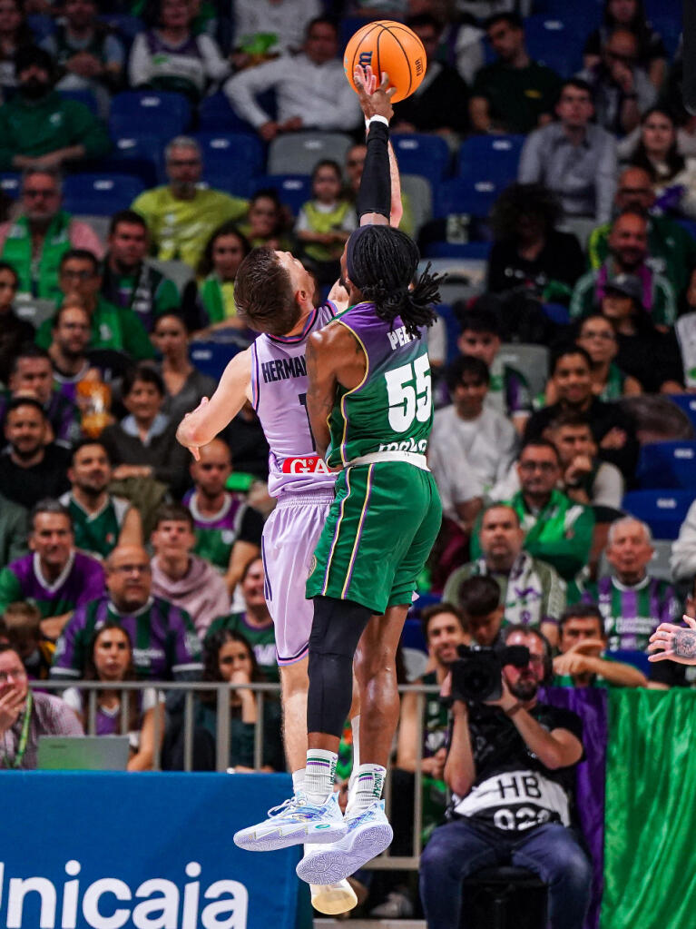 Kendrick Perry tapona a Hermansson