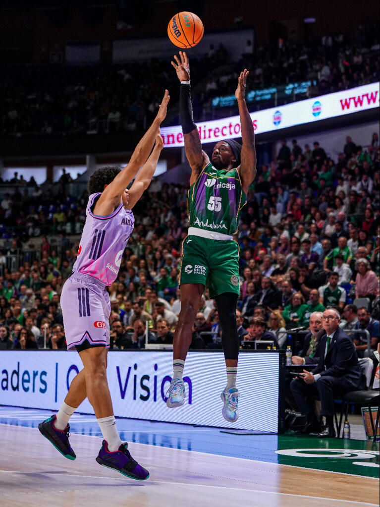 Kendrick Perry lanza de tres