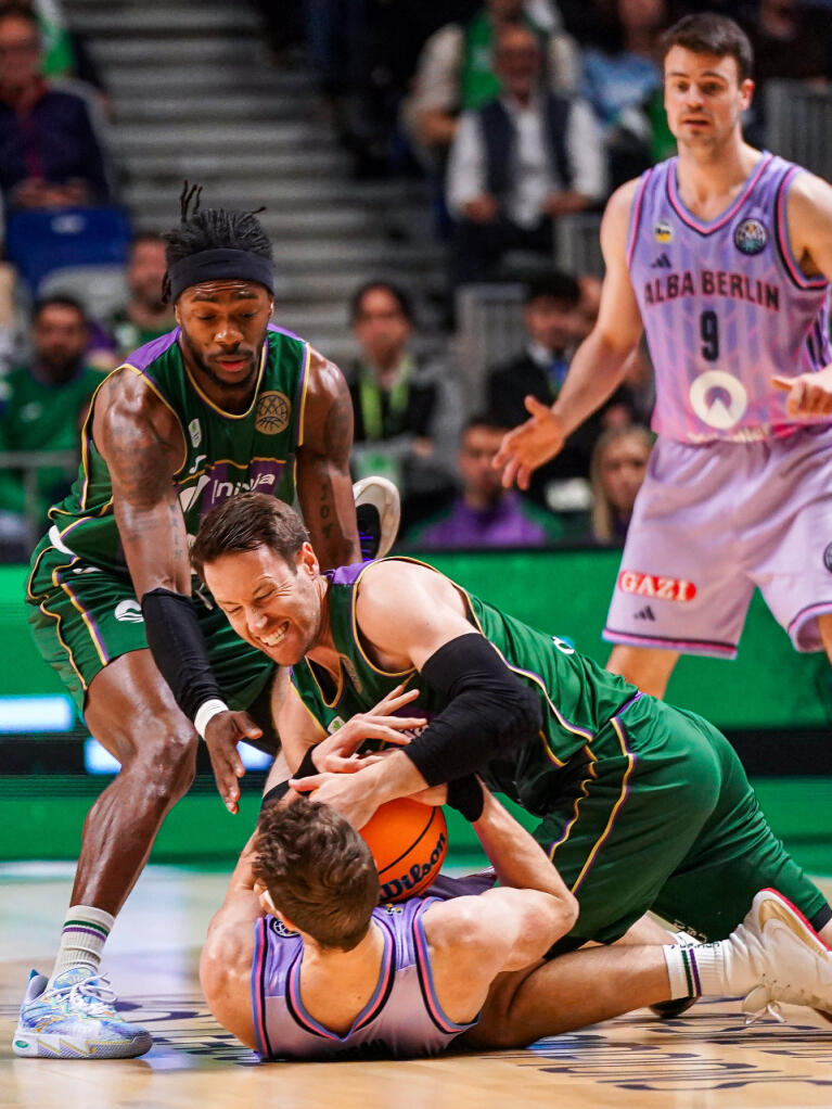 Tyler Kalinoski lucha por un balón