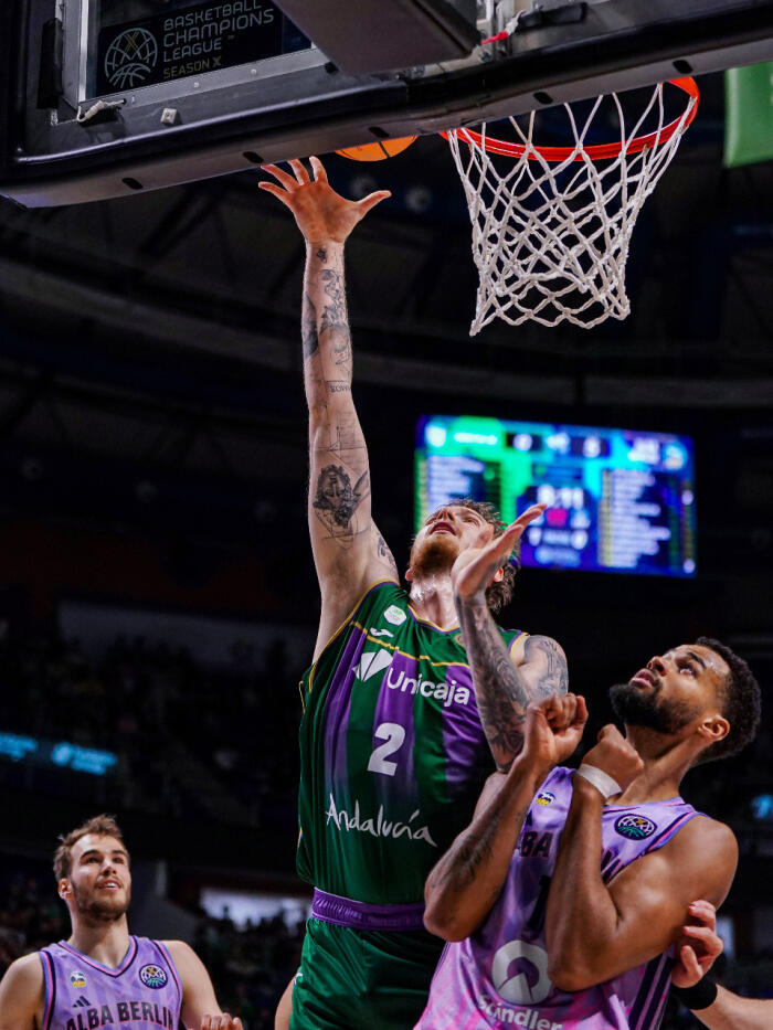 Olek Balcerowski anota ante Agbakoko