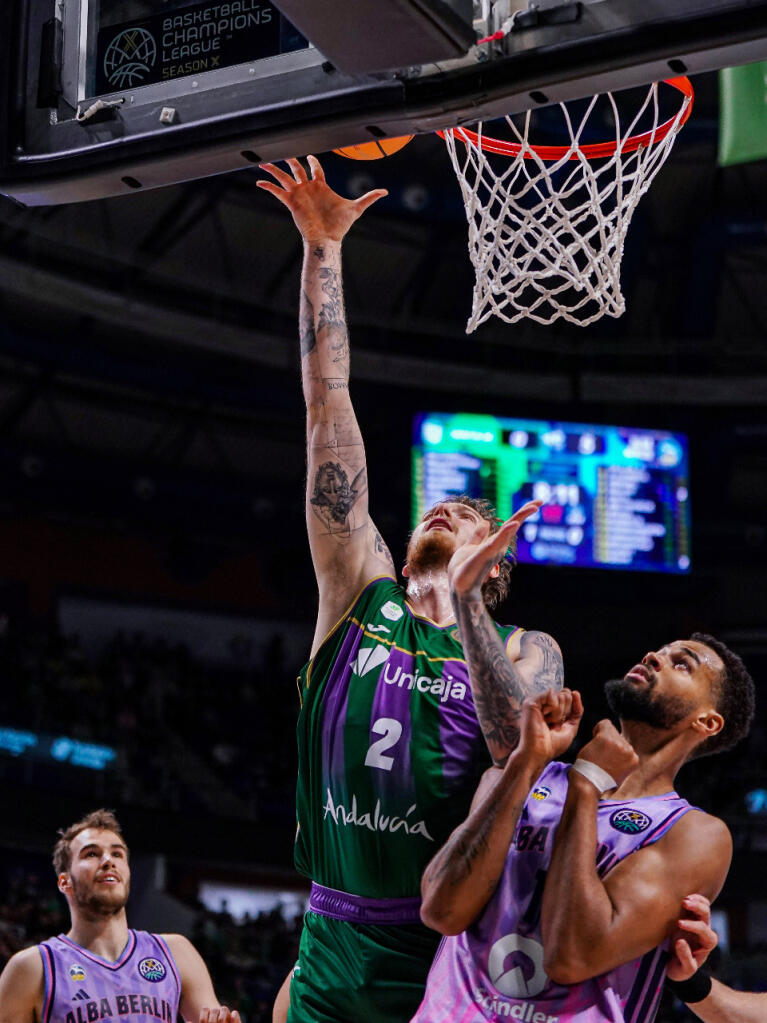 Olek Balcerowski anota ante Agbakoko