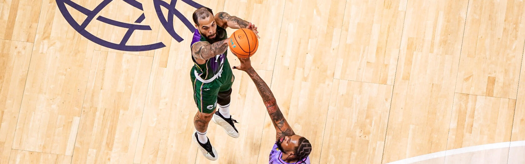 Justin Cobbs lanza un triple frente al ALBA Berlín.