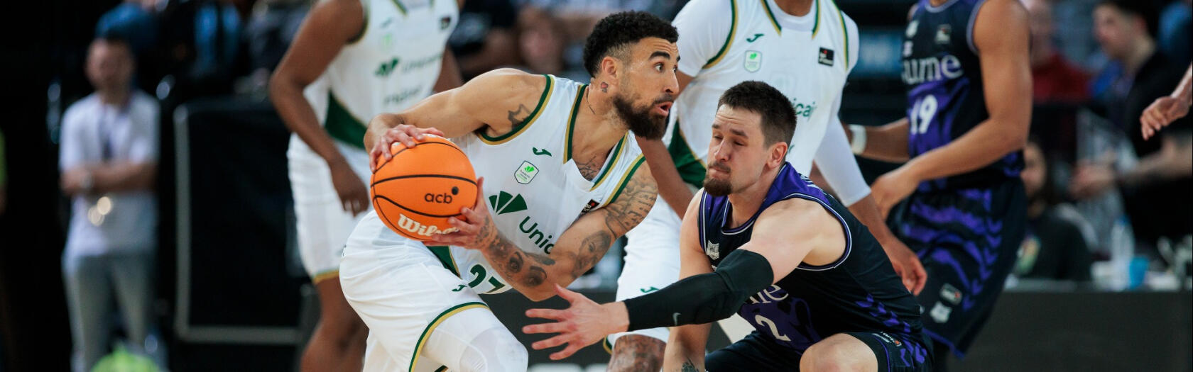 Chris Duarte trata de atacar pese a la defensa del Surne Bilbao.