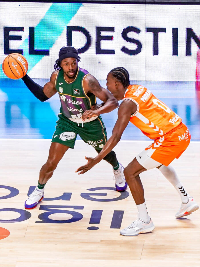 Kendrick Perry busca el pase ante Brancou Badio