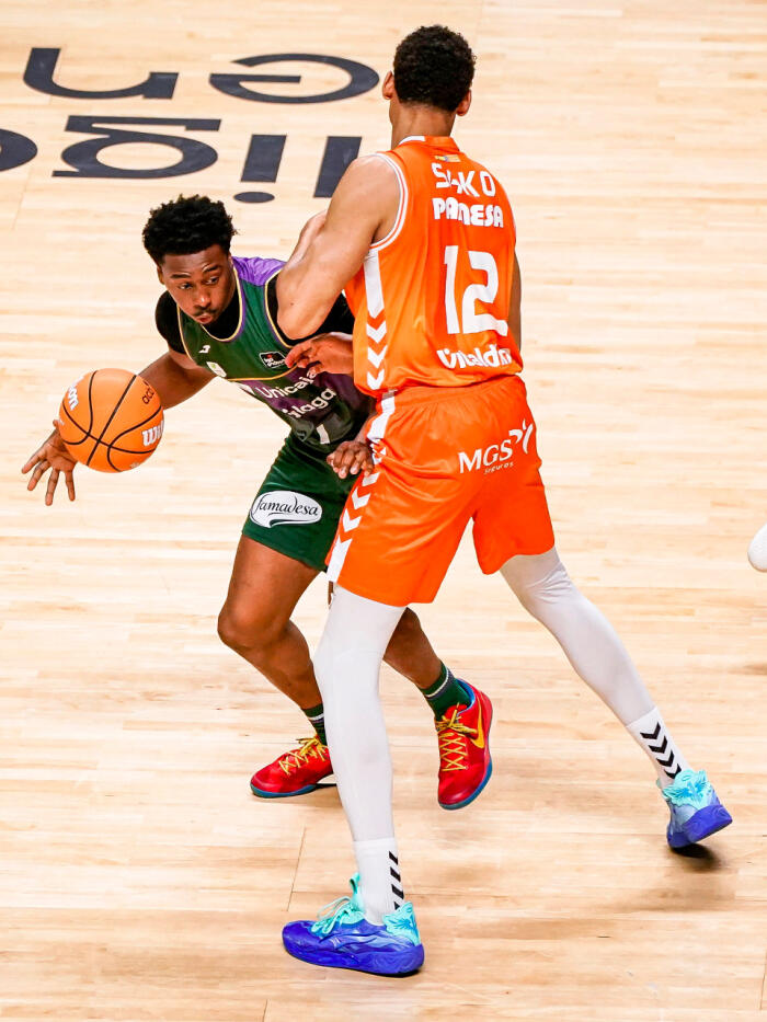 Chase Audige defendido por Neal Sako