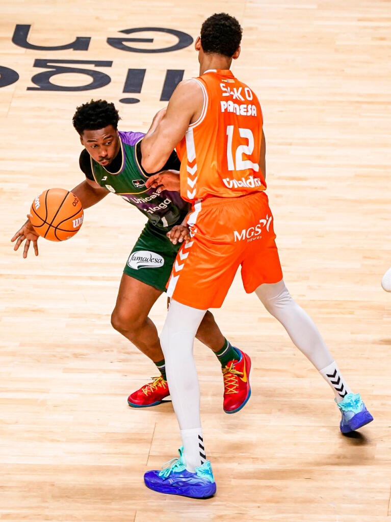 Chase Audige defendido por Neal Sako