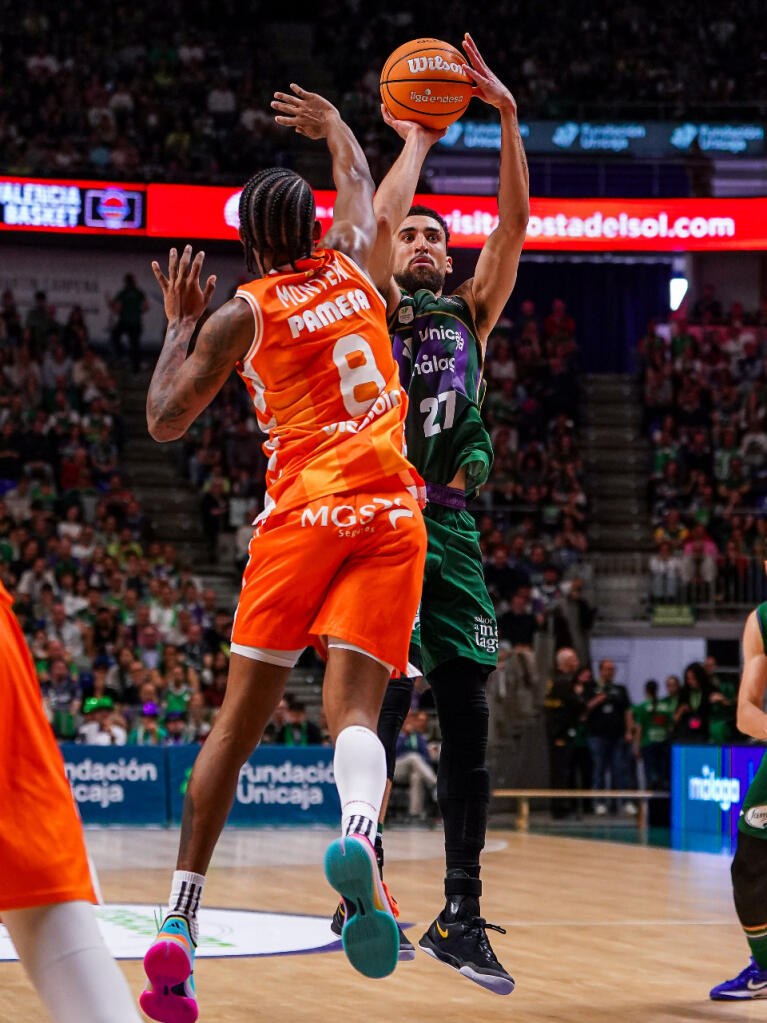 Chris Duarte lanza en suspensión ante Jean Montero