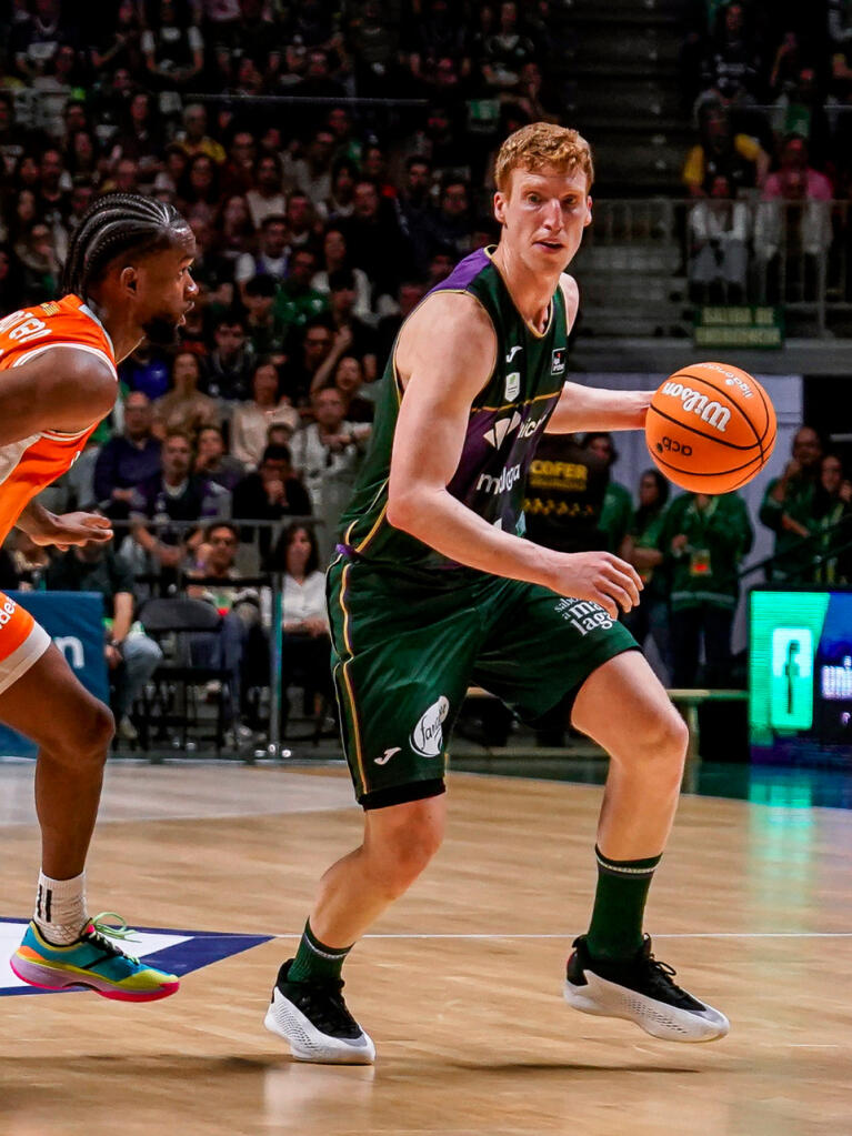 Alberto Díaz dirigiendo un ataque