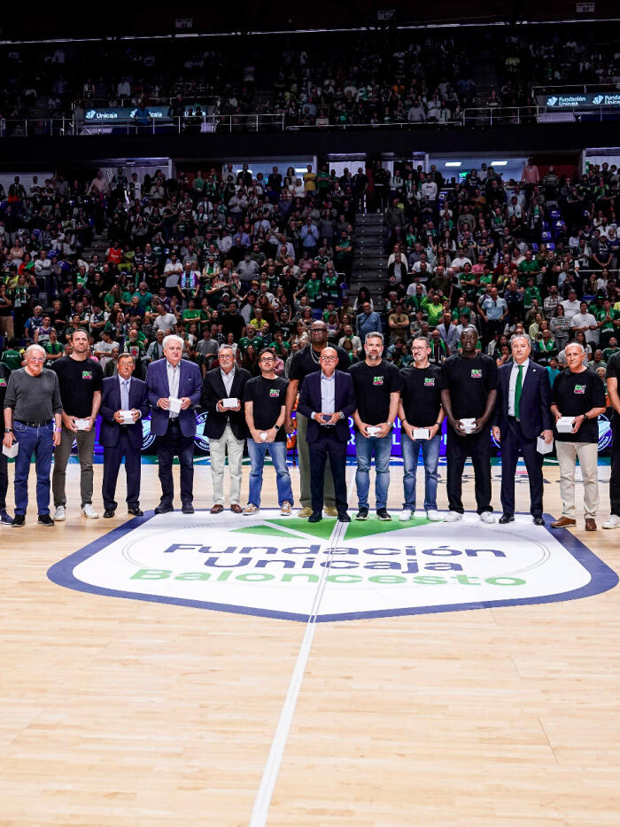 Foto de familia de los protagonistas de la temporada 2000/01