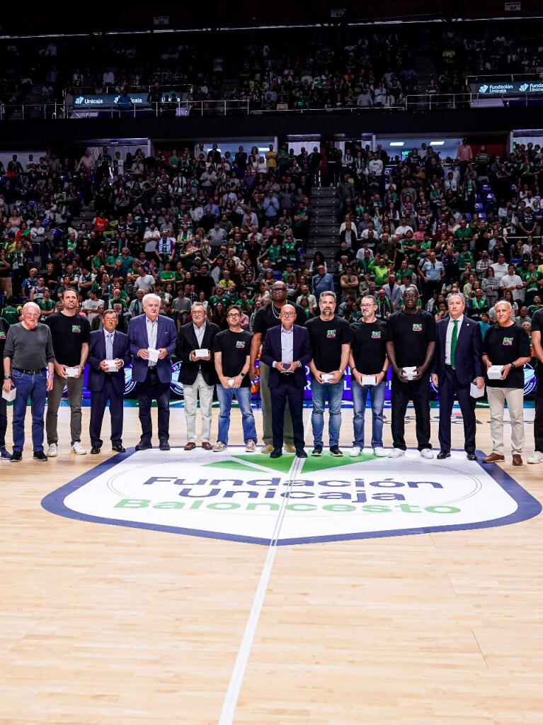 Foto de familia de los protagonistas de la temporada 2000/01