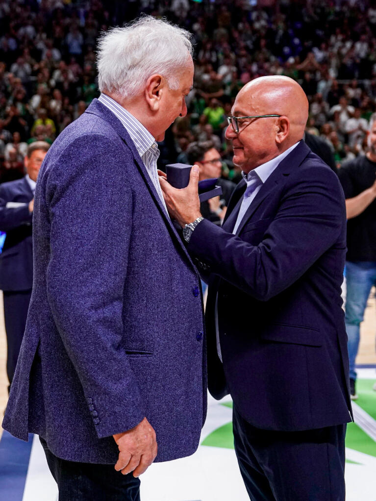 Antonio Jesús López-Nieto, presidente del Unicaja, entrega la insignia de oro a Bozidar Maljkovic