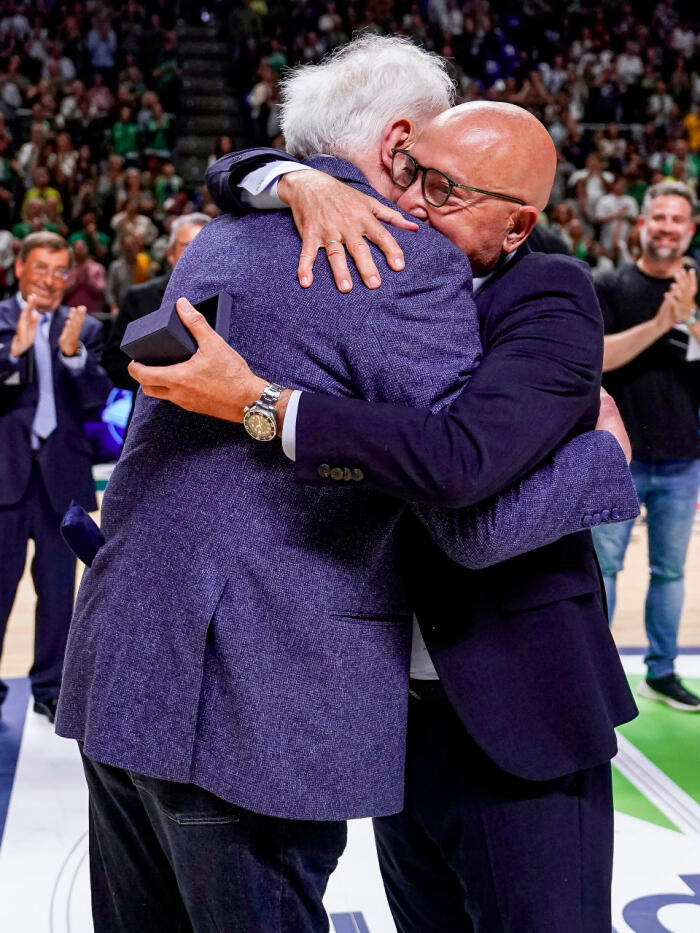 Abrazo entre Antonio Jesús López-Nieto y Bozidar Maljkovic