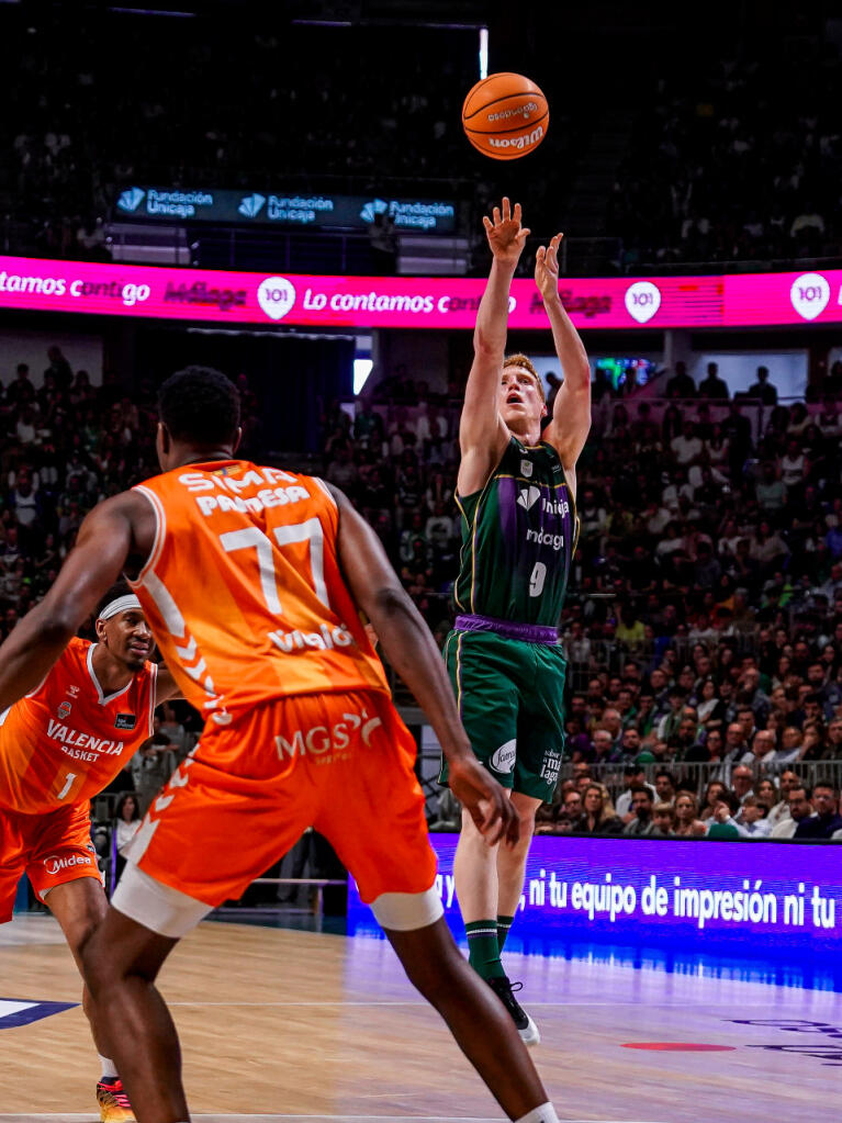 Alberto Díaz lanza a canasta