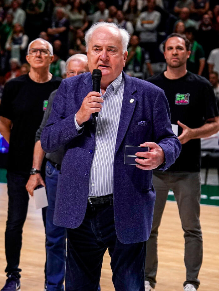 Bozidar Maljkovic agradece la insignia de oro del Unicaja