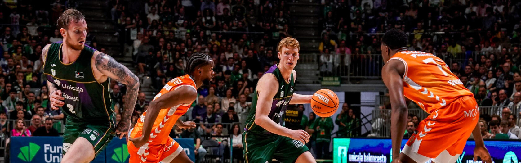 Alberto Díaz trata de buscar un pase ante el Valencia Basket.