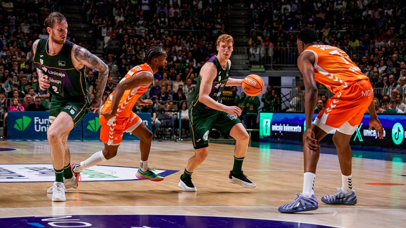 El Unicaja cede en el &uacute;ltimo minuto ante un gran Valencia Basket (89-96)