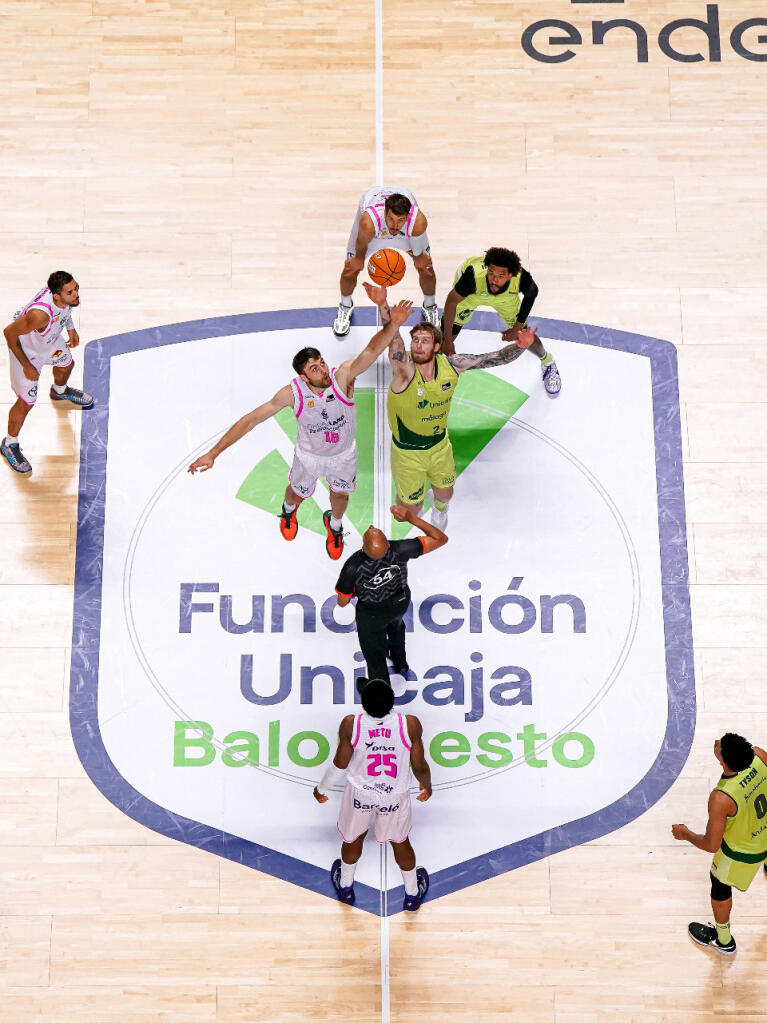 Salto inicial entre Mike Tobey y Olek Balcerowski