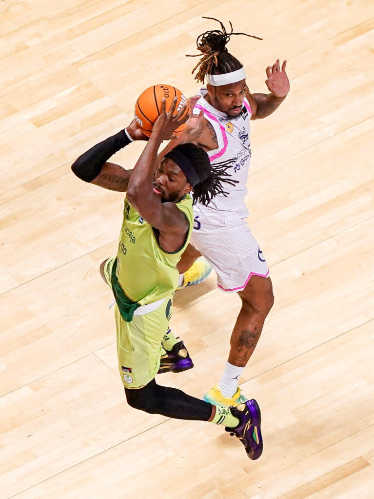 Kendrick Perry intenta el tiro tras la falta de Albicy