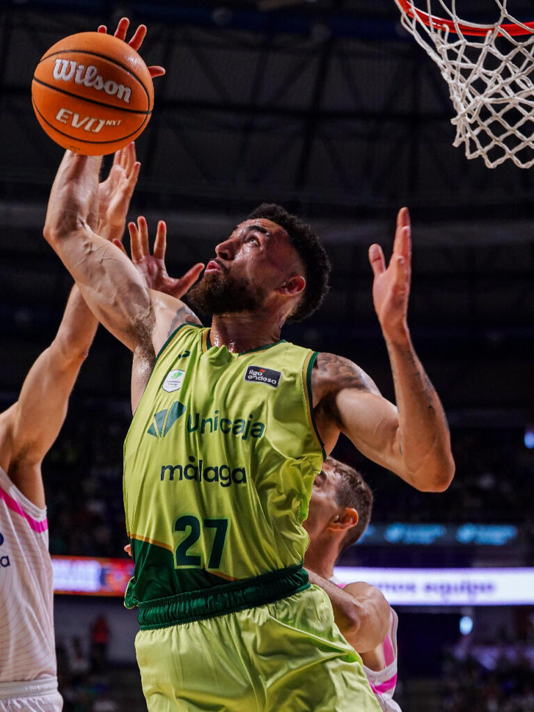 Chris Duarte pelea por un rebote